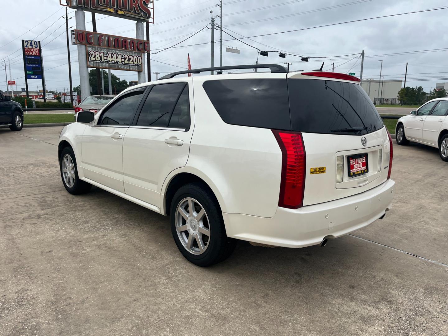 2005 white /TAN Cadillac SRX V6 (1GYEE637250) with an 3.6L V6 DOHC 24V engine, 5-Speed Automatic Overdrive transmission, located at 14700 Tomball Parkway 249, Houston, TX, 77086, (281) 444-2200, 29.928619, -95.504074 - Photo#4